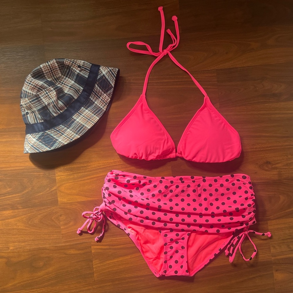 Bikini Set With Reversible Hat - Picture 2 of 8